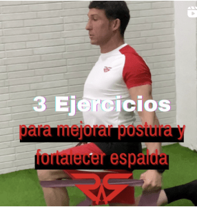 un entrenador enseña ejercicio con goma
