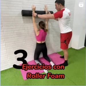 Entrenador ayuda en ejercicio con foam roller